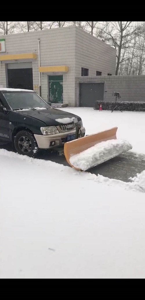 雄縣自制除雪設(shè)備 - 副本.jpg 雄縣自制除雪設(shè)備 - 副本.jpg
